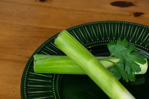 کرفس تازه مزرعه‌ ای مناسب سبک تغذیه سالم